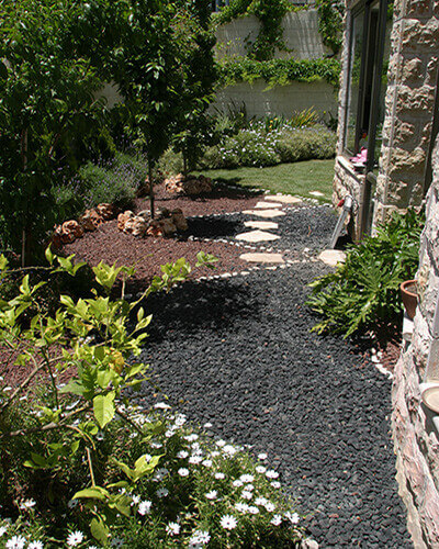 חצר בית מעוצבת